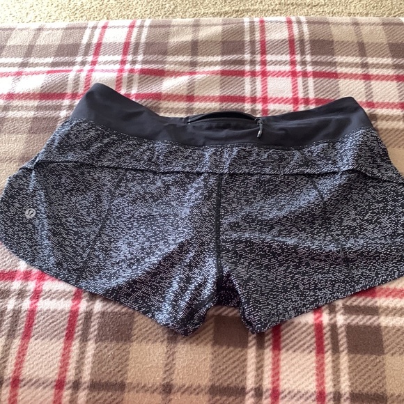lululemon speed up low rise shorts 2.5” - Picture 2 of 4